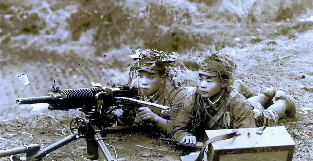 这是一张记录了两名日军士兵操作九二式重机枪的作战姿态。该枪因枪管散热片形似鸡颈，