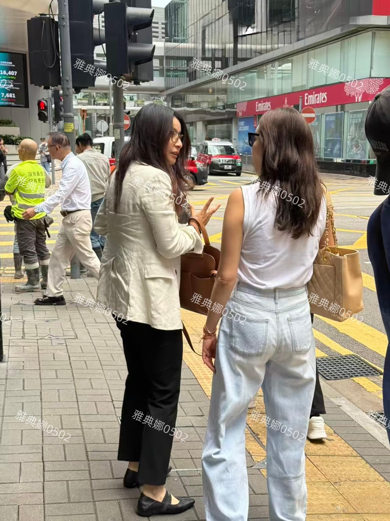 香港中环偶遇郭晶晶，她平时的私服真的很朴素，以休闲舒适款式简约为主，她穿了一件亚