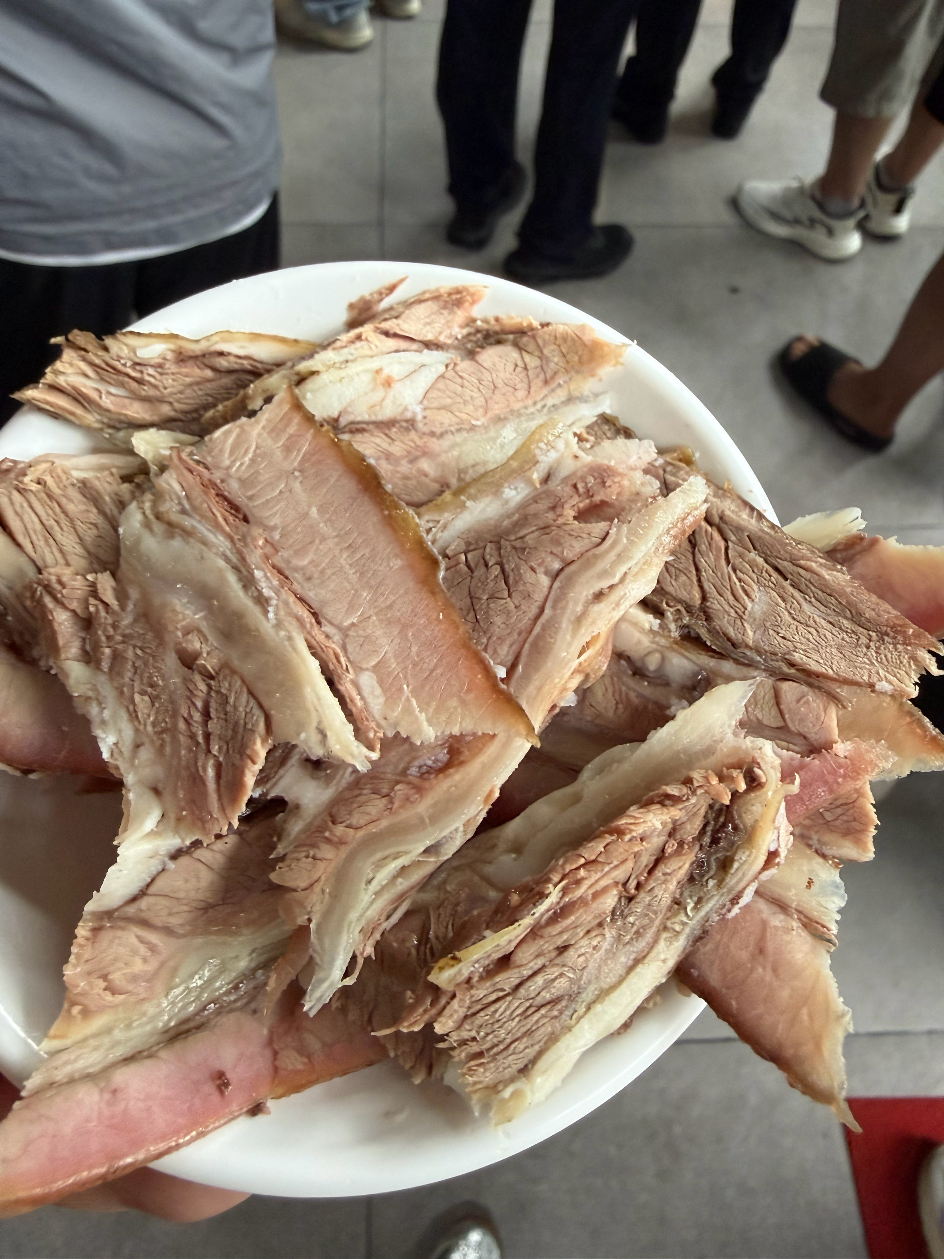 问兰州司机，哪里的牛肉面好吃，答本地人爱吃白建强。就地图搜了找了去。下雨天，屋里