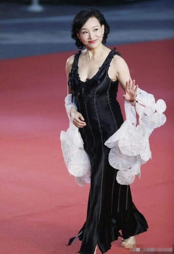 同为60后的两位女演员，身高差不多，但从年龄上看，小一岁的杨紫琼看起来比陈冲显老