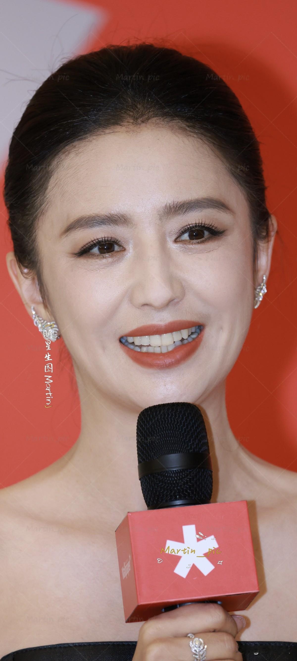 251102wallpaper红毯晚宴生图掉落~丫丫怼脸真的好美~太迷人了！