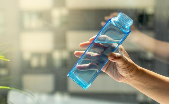 晚上睡觉前喝水，危害比吃夜宵还大？提醒：这4种“水”不建议喝很多人临睡前习惯