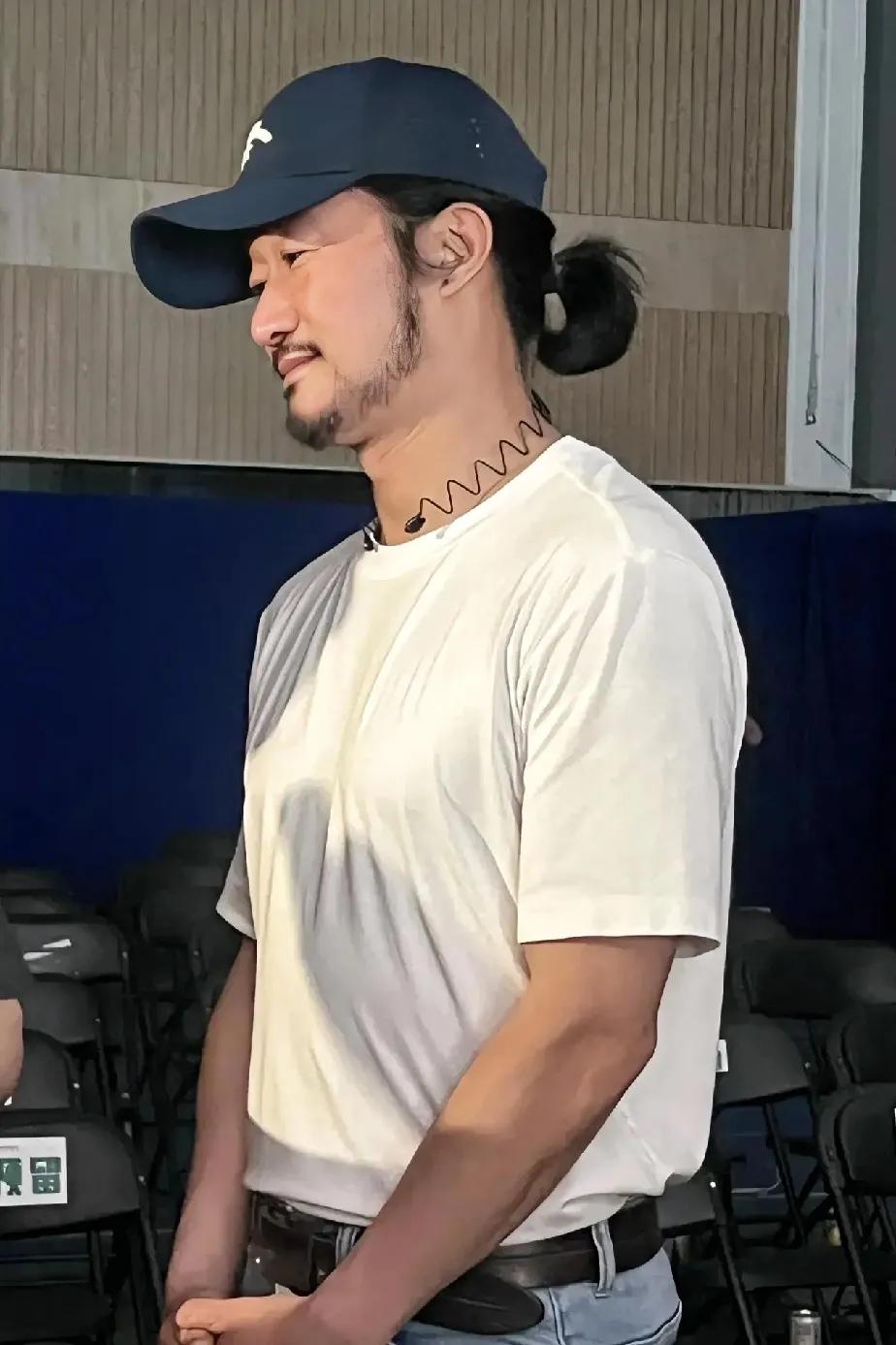 吴京越来越有老艺术家的气质了，张译在他旁边就像一个新出道的小演员[笑着哭]
