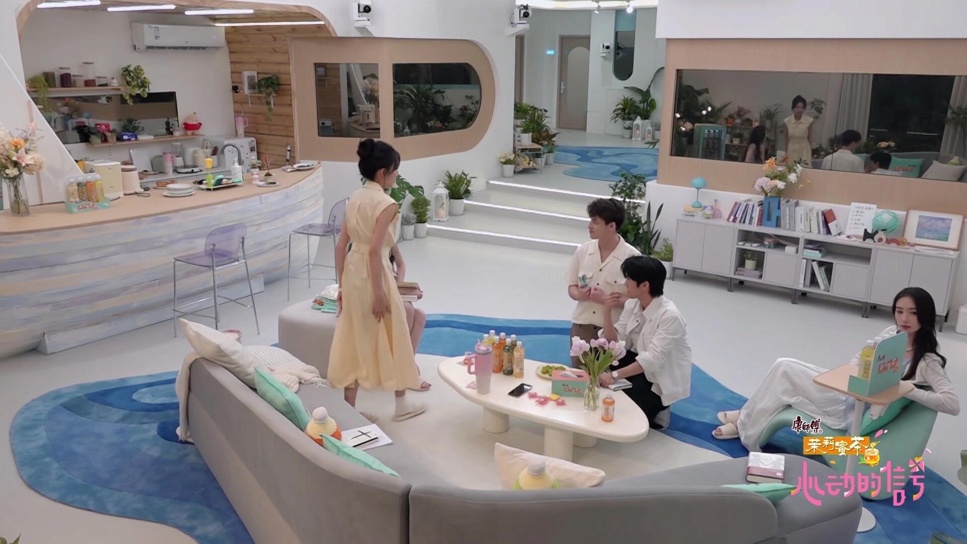 这个画面好诡异为什么两个男生镜子里头的方向不一致，太吓人了。。。心动的信号｜心动