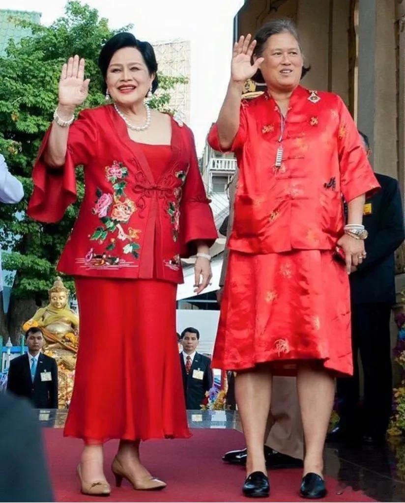 诗丽吉王后和诗琳通公主合影，我个人认为不像母女，倒像老姐妹俩。王后虽然也不算