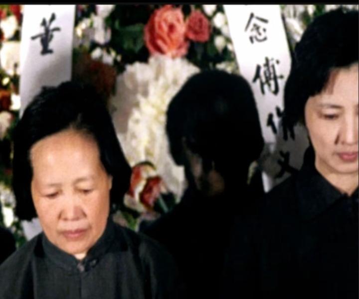 1974年4月19日，傅作义将追悼会上，傅作义的长女傅冬菊与母亲刘芸生罕见露面，