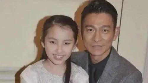 近日，刘德华在接受中国电影频道专访时分享了一件有趣的家庭趣事：他的女儿刘向蕙在学
