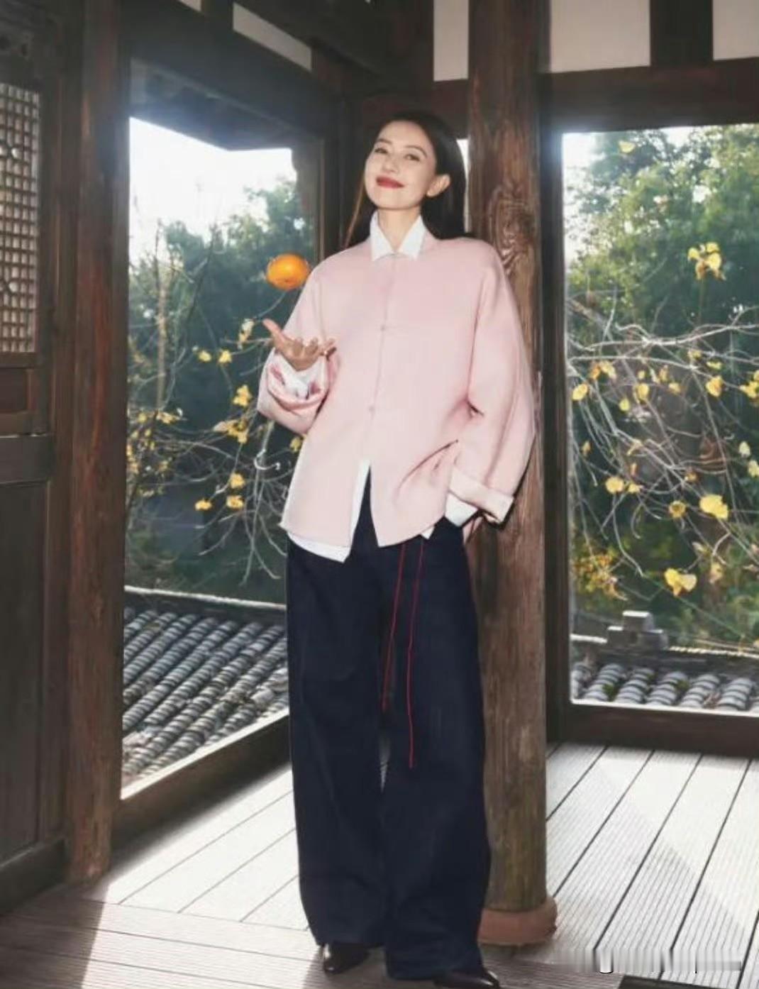 高圆圆这身粉色调新中式上衣配上蓝色垂感弯刀裤，柔美又潇洒，把东方温婉和现代时髦展