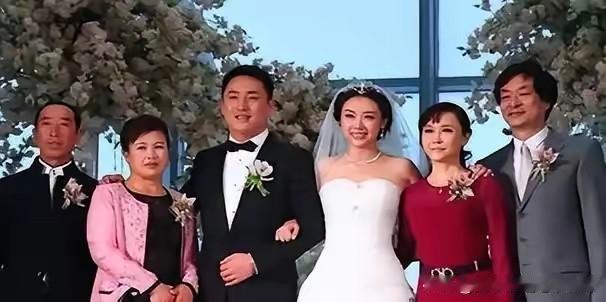 瞧这一大家子多么喜庆，这是2012年濮存昕女儿濮方的婚礼老合影。新娘身披婚纱，新