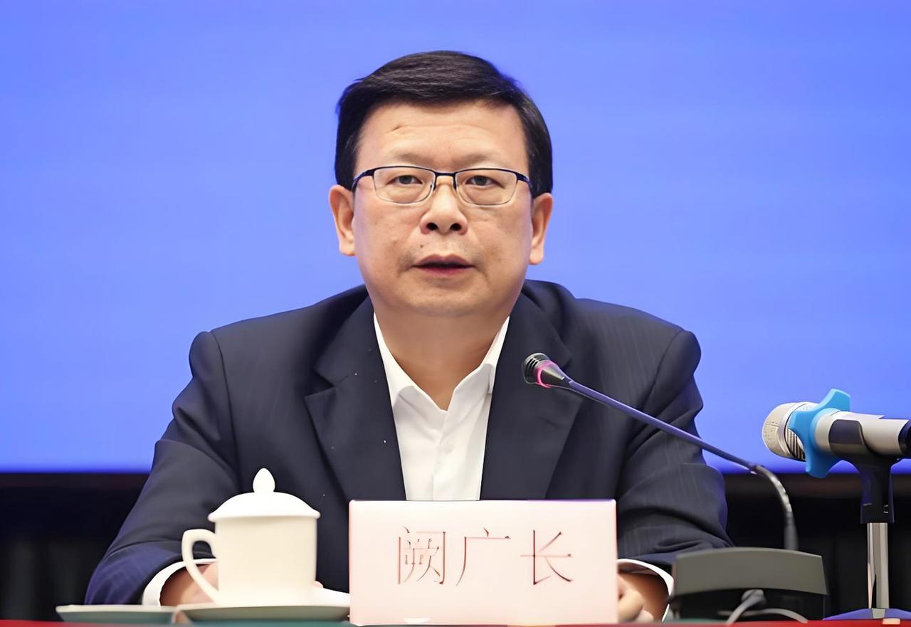 上世纪80年代有不少老师改行转入仕途，取得了不错的成绩和职务，例如照片中的这个人