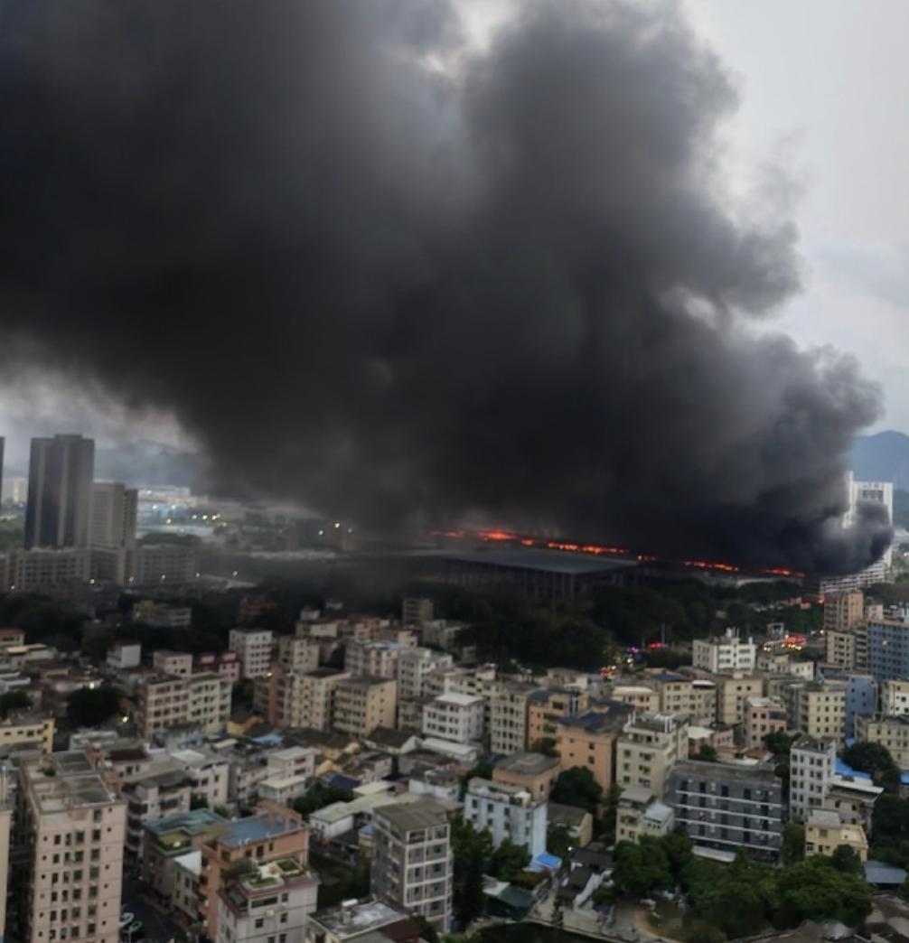 比亚迪公司起火看图片火势挺大的，现在火已经扑灭了，万幸无人员伤亡！停车楼失火的