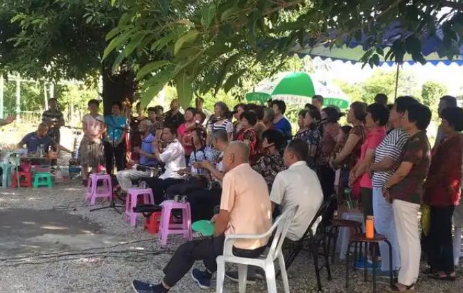 一位学者把国土比作祖宅，产权人写着十四亿人的名字，然后甩出一句大实话：自家人还没