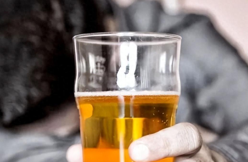 天天喝酒的人会得什么病？研究发现：经常喝酒最伤这2个器官！每天晚饭后端起