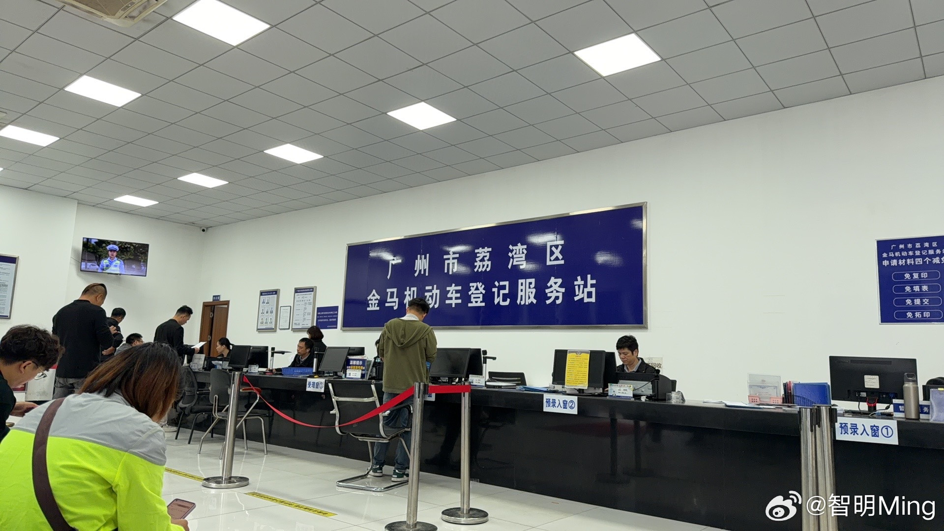 给新车上牌的流程我已经驾轻就熟了，别说4S店要收大几百上千的上牌费，就算免费上牌