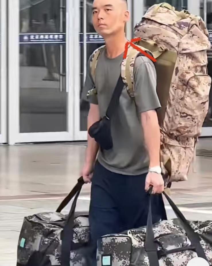 这两名指战员火了！九三阅兵后，指战员们撤场被拍下的画面，这两名指战员被晒的变成