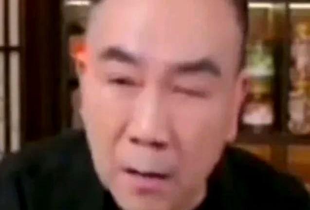 天津相声界虎豹兄弟哥哥吴迪去世，杨仪在直播间看到后，不阴不阳的来了句“活着就是胜