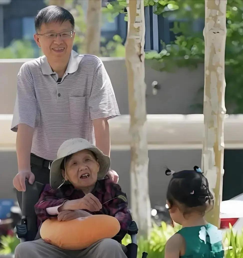 一位社会学家说：“只要你去伺候，一个屎尿屁都不能自理的老人，不用多，就俩月。你会