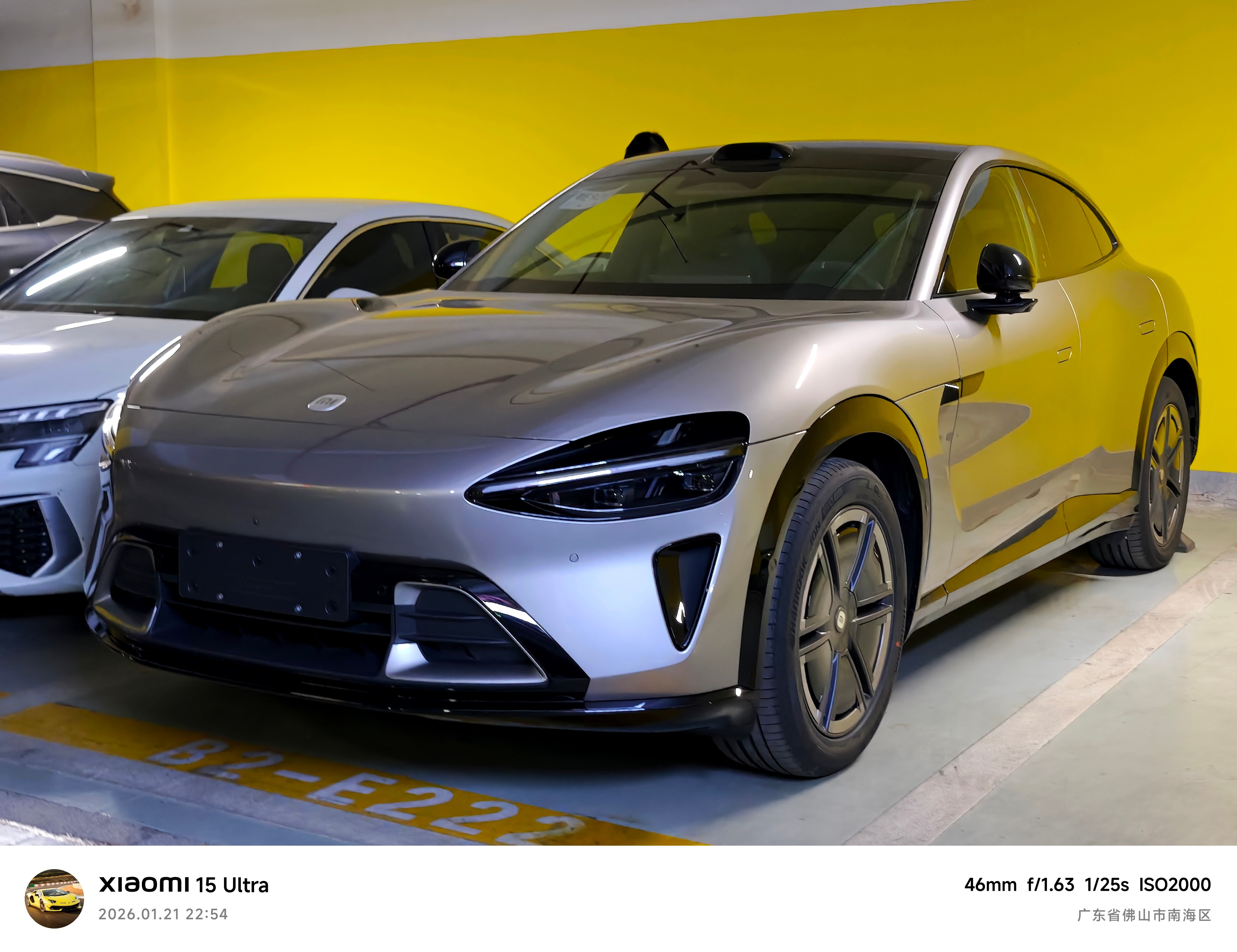 开车到酒店，停在一辆刚提的小米YU7隔壁！钛金属色+光环轮毂，大家觉得这