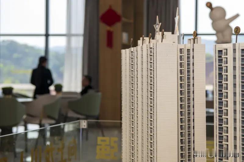 南京房价跌了？老陈攥着存款冲进中介。结果跑遍8个区，越看越懵。前阵子刷