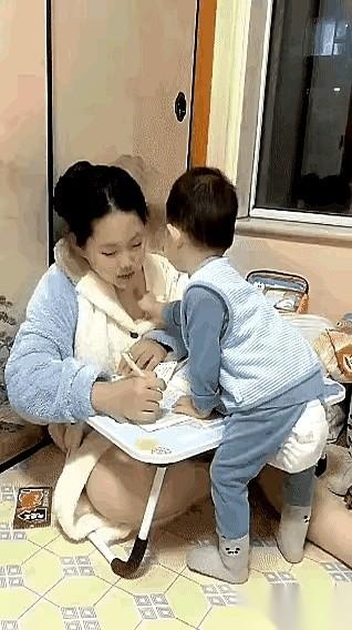 眼睁睁看着我闺女一把推过去，我儿子“咚”一下就坐地上了。完了，世界大战，第三次