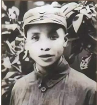 1937年3月21日，时任红十六师师长的方步舟，携枪悄然离去，妻儿被国民党扣押，