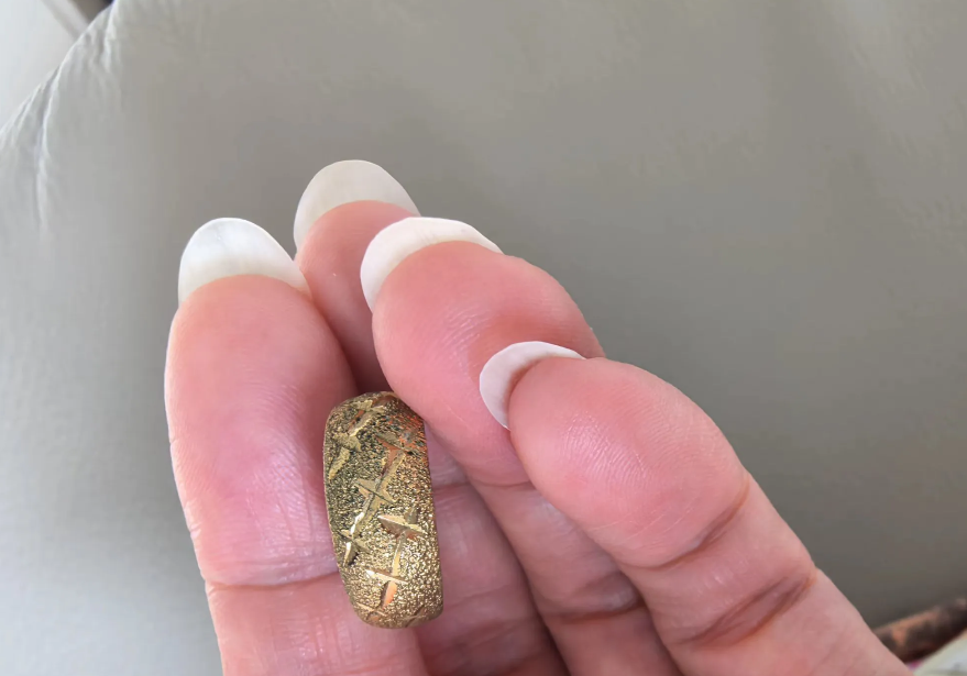 广西，女子花989.1元在网上买了一对足金耳环，送给婆婆做生日礼物，1年后，从亲