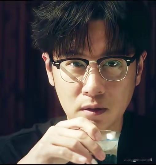 任重怎么突然间瘦了这么多？和妻子孙骁骁在街头被偶遇，肚子已经平的不能再平了。