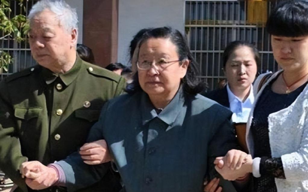 1984年李讷返回韶山，跪倒在田埂呼喊父亲，含泪诉说对爸爸的深深思念之情！19