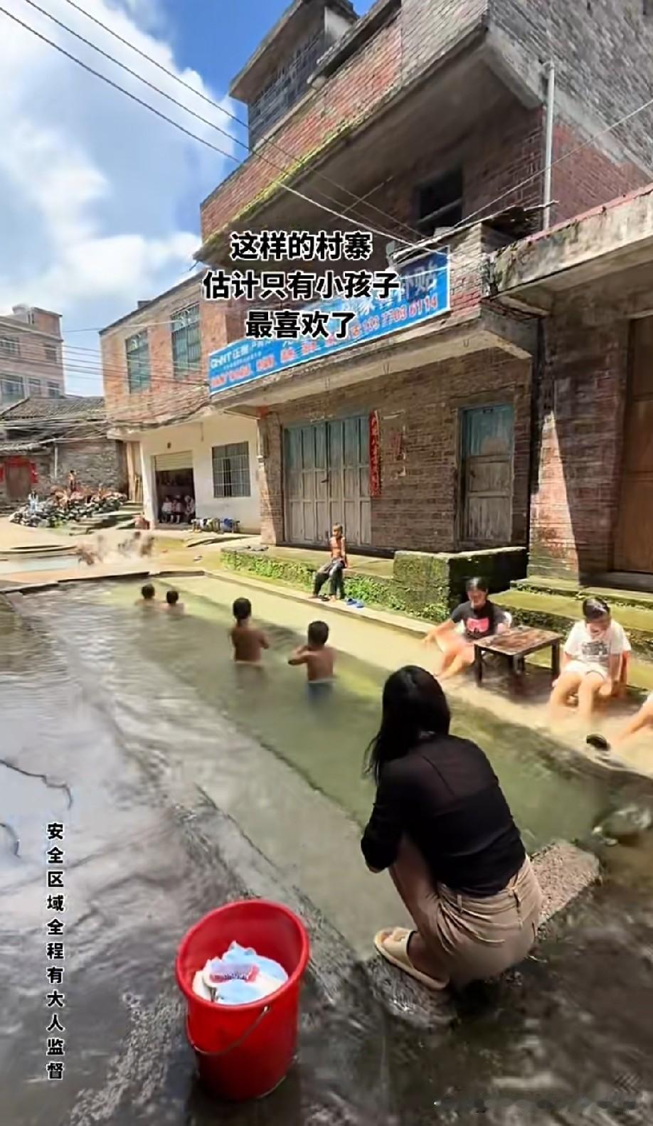 作为大人我也喜欢这个地方，很喜欢家门口有这样的溪水或泉水！这样夏天天热时方便