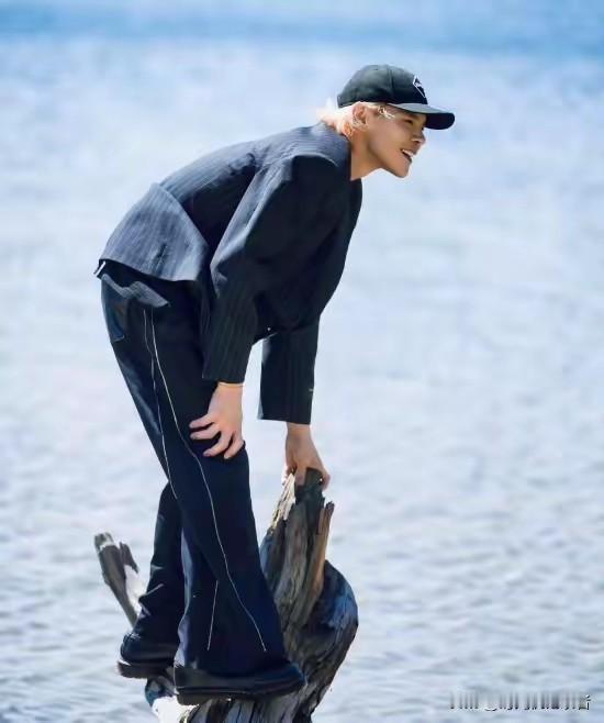 向佐真的找不到自己的路线了，之前的女性打扮，如今又韩范，其实真的不如硬汉，要知道