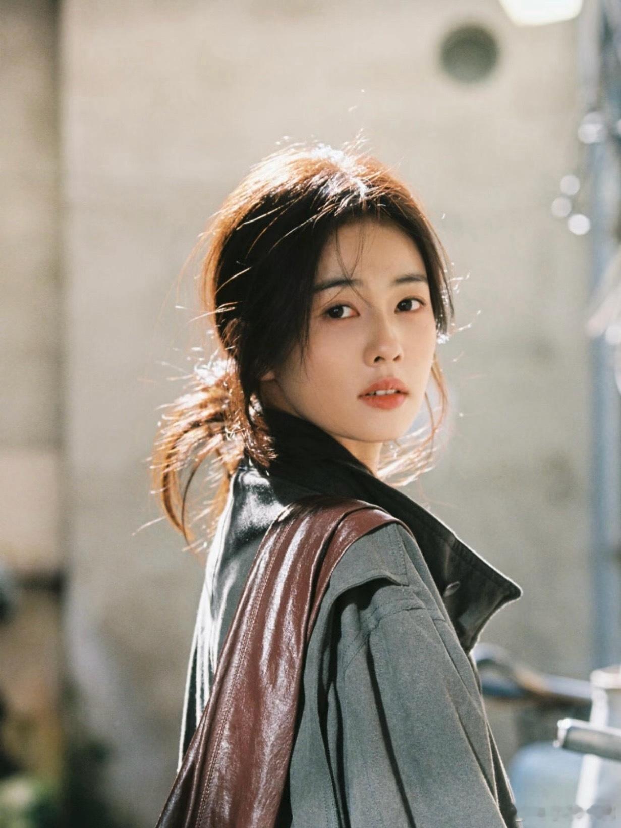 王楚然白鹿跑男雪山合影想到这组县城文学写真！！！！！两位都是大美女[抱抱][爱