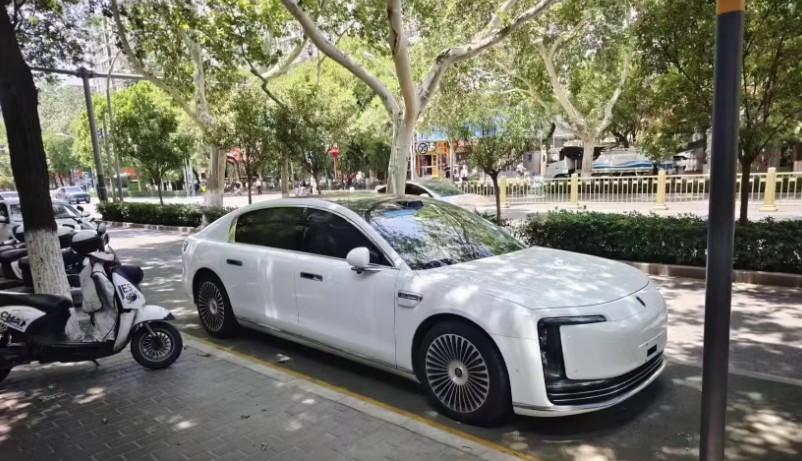 白色的尊界S800看着还尊吗？网上曝出一组白色版实车图，个人观点没有黑色（图4