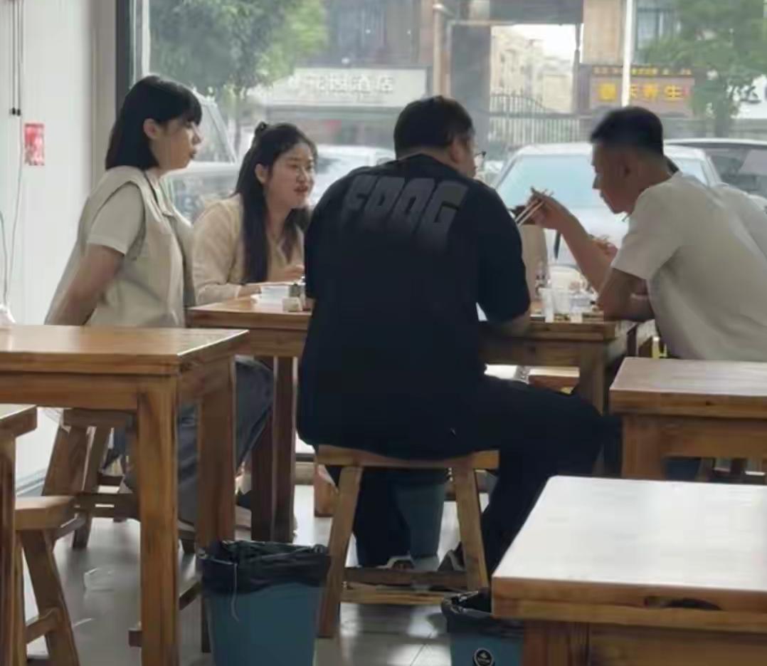 网友安徽砀山偶遇厉怀远和家人吃饭聊天心情不错林丽除了不听厉怀远的其她人的话都听