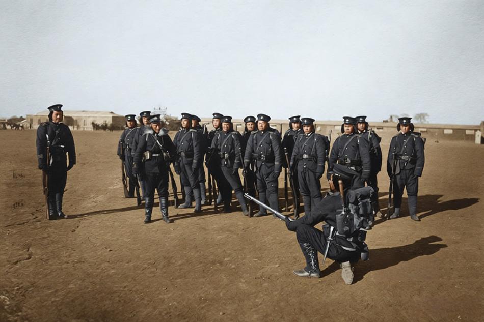 1910年，北洋陆军第三镇的步兵训练现场，士兵身着厚重的冬季军装，或立姿持枪戒备
