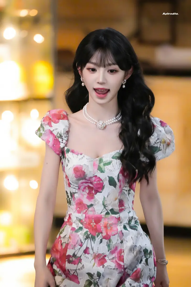 田曦薇穿碎花裙甜美娇俏，锁骨白皙诱人腰肢纤细
