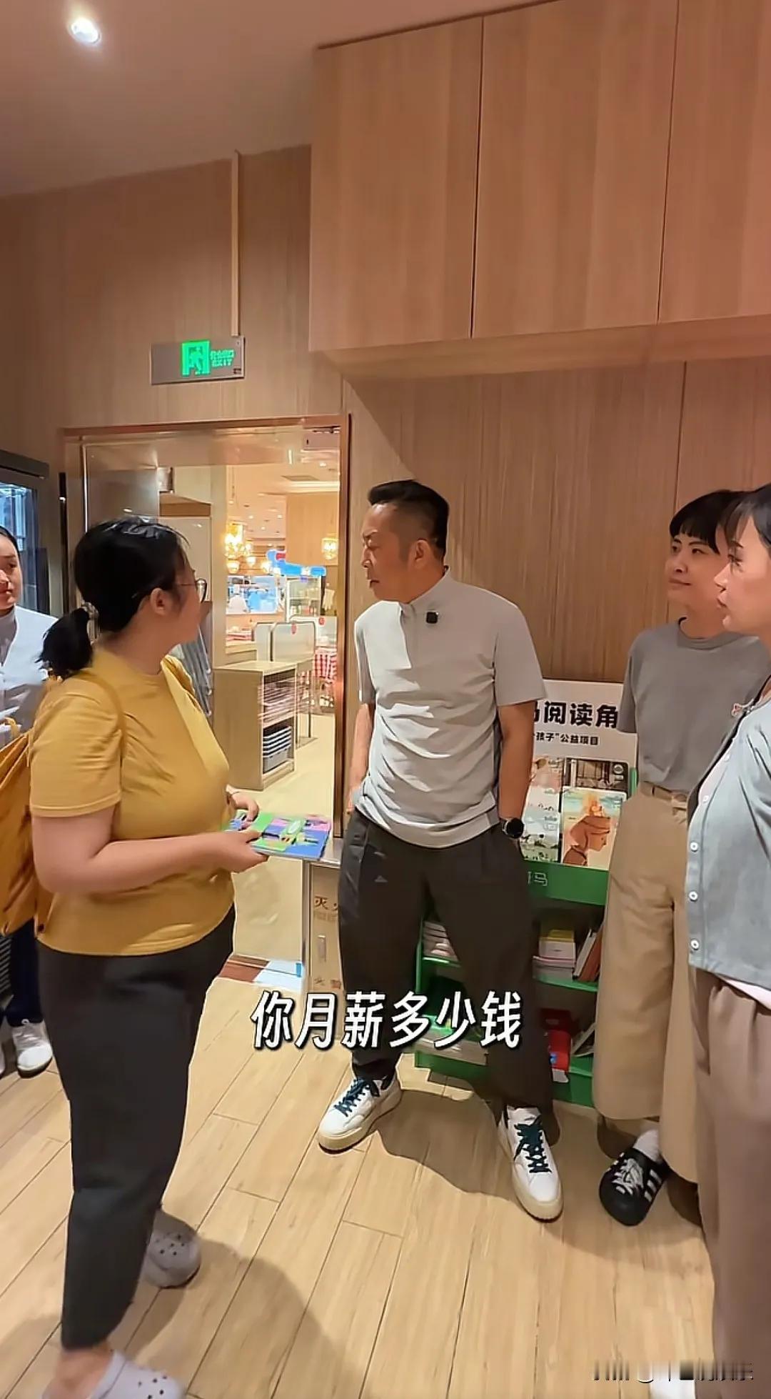 西贝的工资这么高吗？看贾国龙巡店时，刚好碰到门店的魔术师给吃完饭的孩子表演