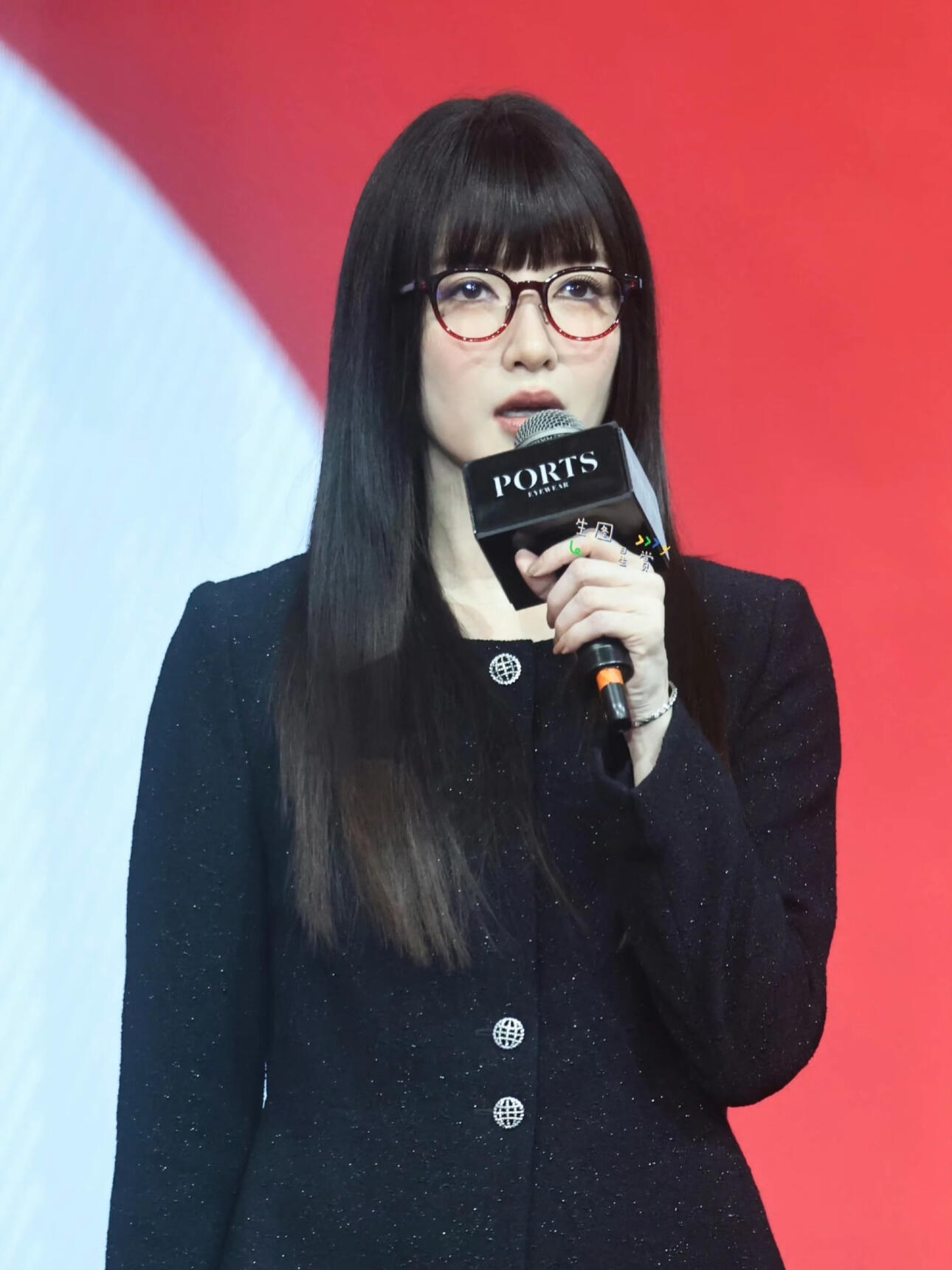 怎么有种想走纯欲女教师的路线但又穿的太正式了！