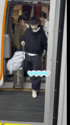 郭焱和莎莎同机到达重庆，前后脚走出机场，一个加速超车直接走人，零交流、没招呼、连