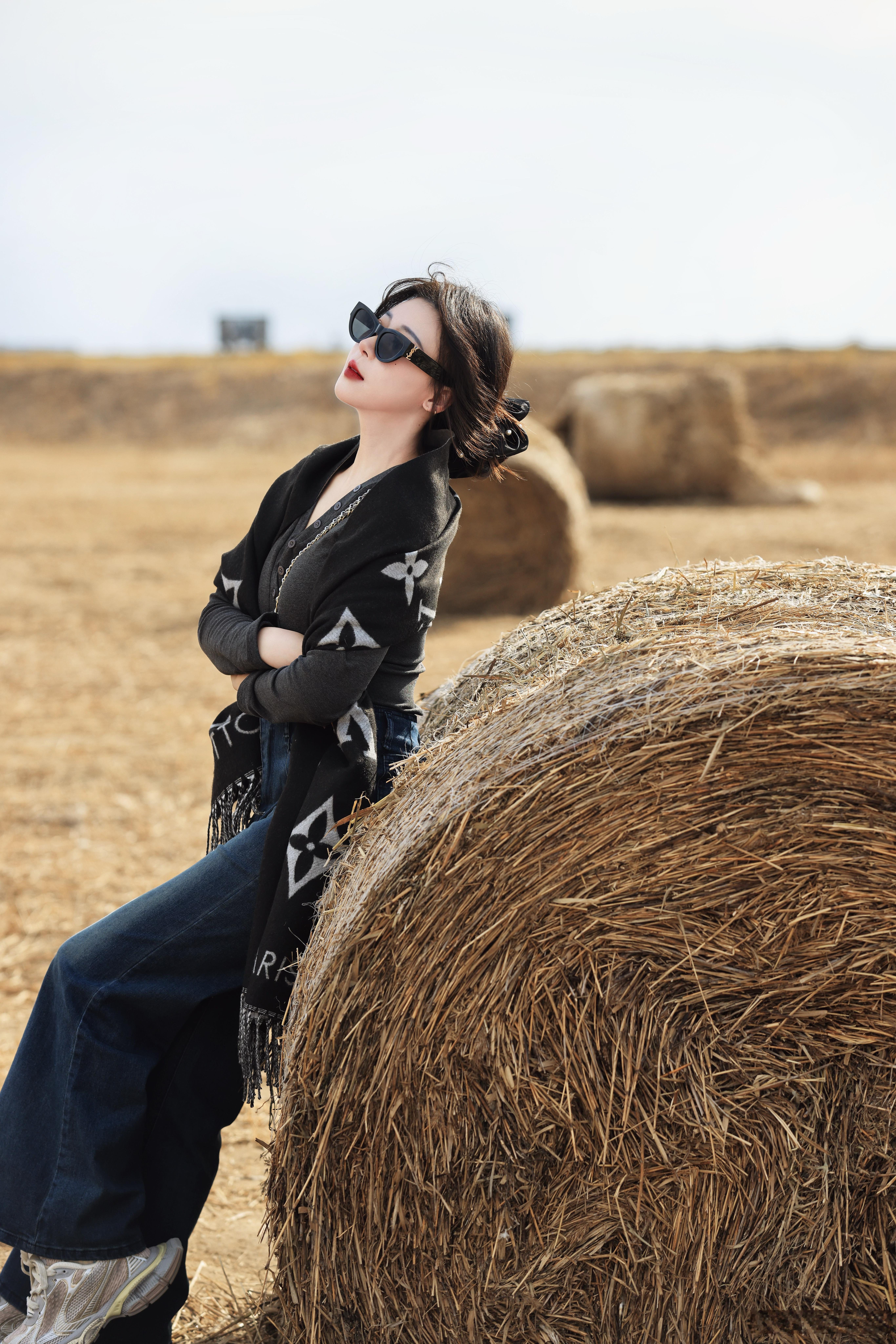 收到了模特的返图，左图是模特自己修的图，右侧是我后期的，大家喜欢哪个？人像摄影﻿