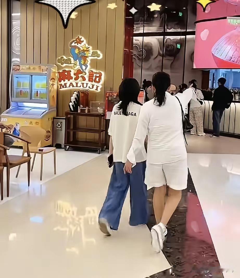 小玥儿的是长大了呀，从后背看和大S真的是一模一样，妈妈那种清冷孤傲氛围感小玥儿真