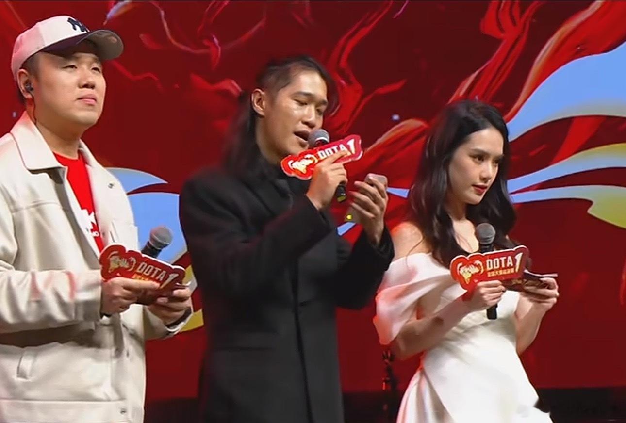 雕哥：p神办的那个dota1比赛也办在阳澄湖那个场馆了，pis还是牛逼的，一己之