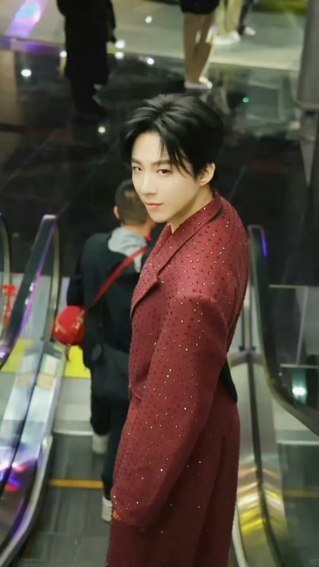 肤白胜雪眼含星，身高一九零封神！春风拂柳绿，宇宁是顶流！桃花眼笑甜到心，明月照山