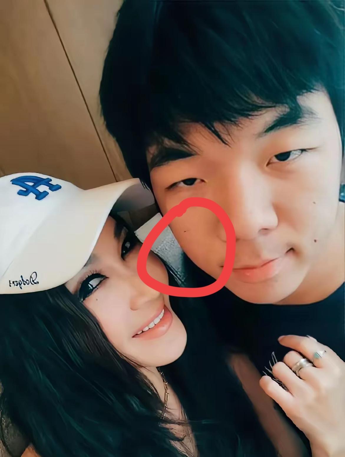 温碧霞59岁生日宴上，我发现，看视频里那架势，小伙子是真不避讳，凑过去就想贴