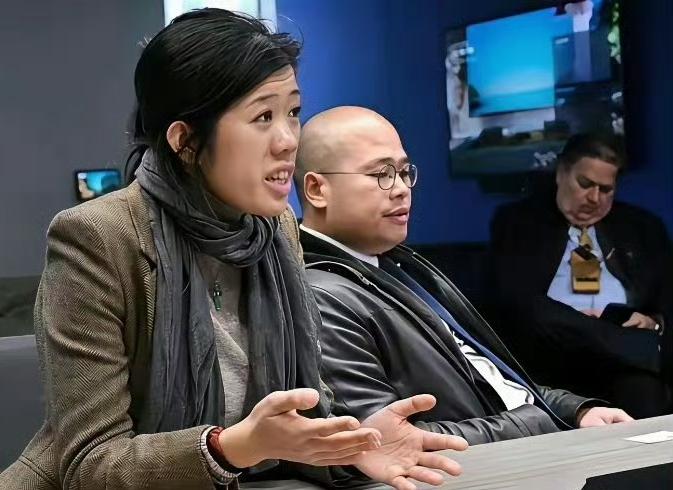 这是乱港分子黎智英的女儿黎采，被香港媒体誉为“造谣女王”。看看她的相貌，一副尖酸