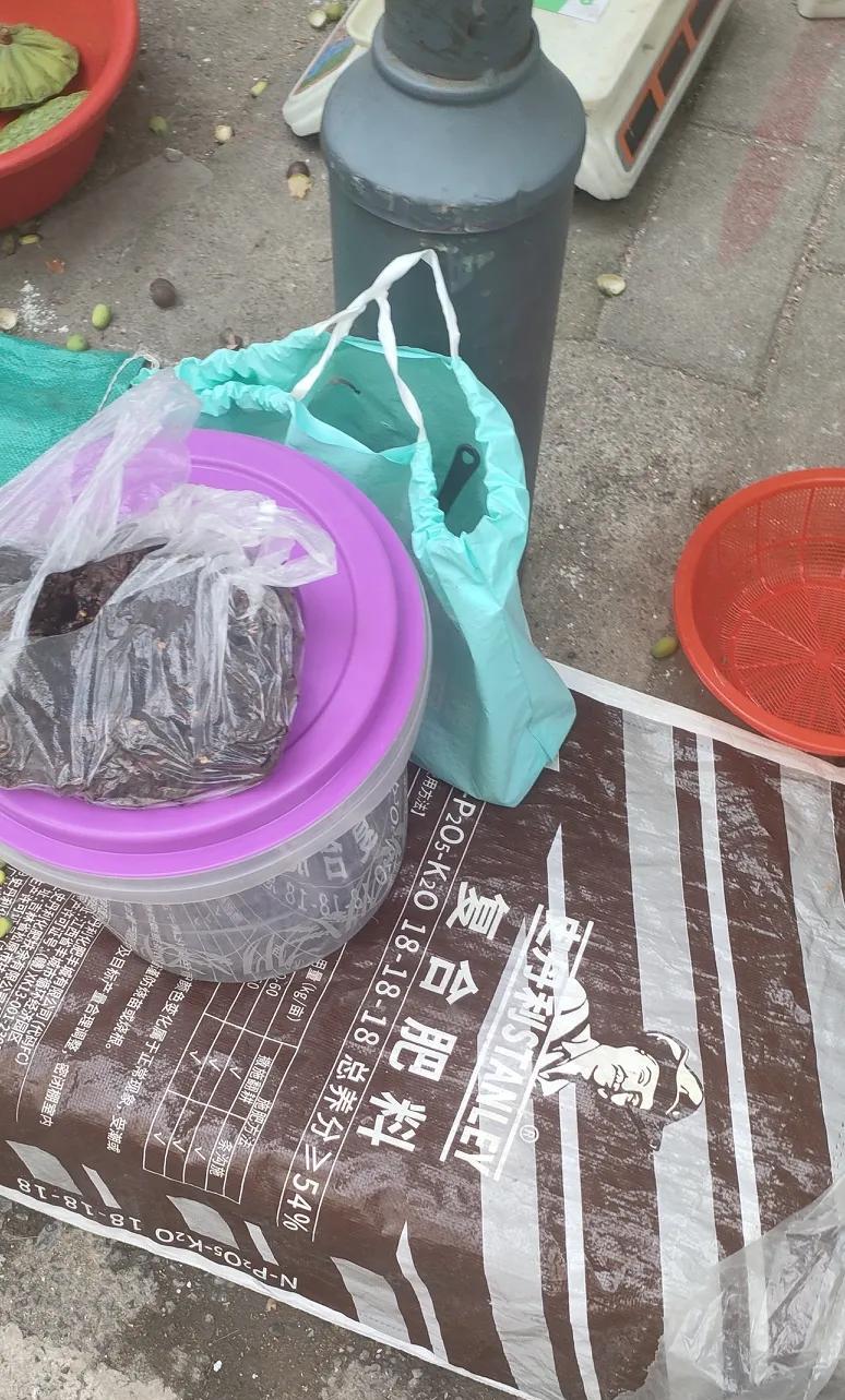 ”不要摆在我这边上，你两个大桶会挡了我做生意”。我正买鸡蛋时，听到卖鸡蛋的大姐