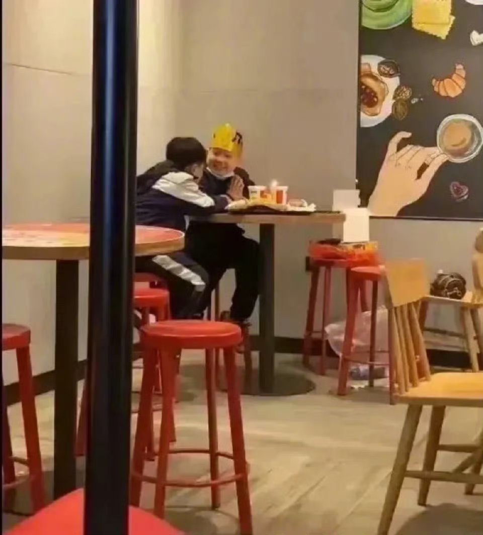 〖被肯德基里的一幕惊呆了，祝你们小哥俩友谊长存〗