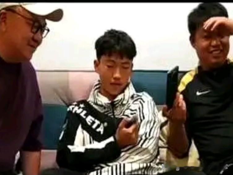 董路足球小将李昊炎的父亲李万伟，大连校园足球教练、小8号俱乐部创始人，也是儿子最