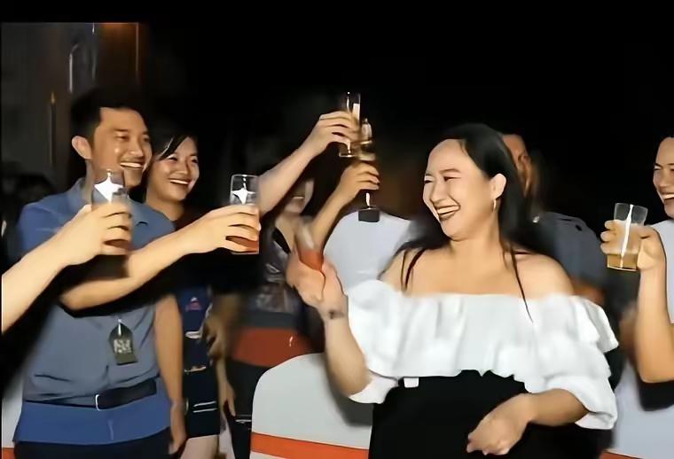 被告席上的明珍珍也不装了，眼神透着股狠厉，和她爷爷一个模子。在温州看守所待了快2