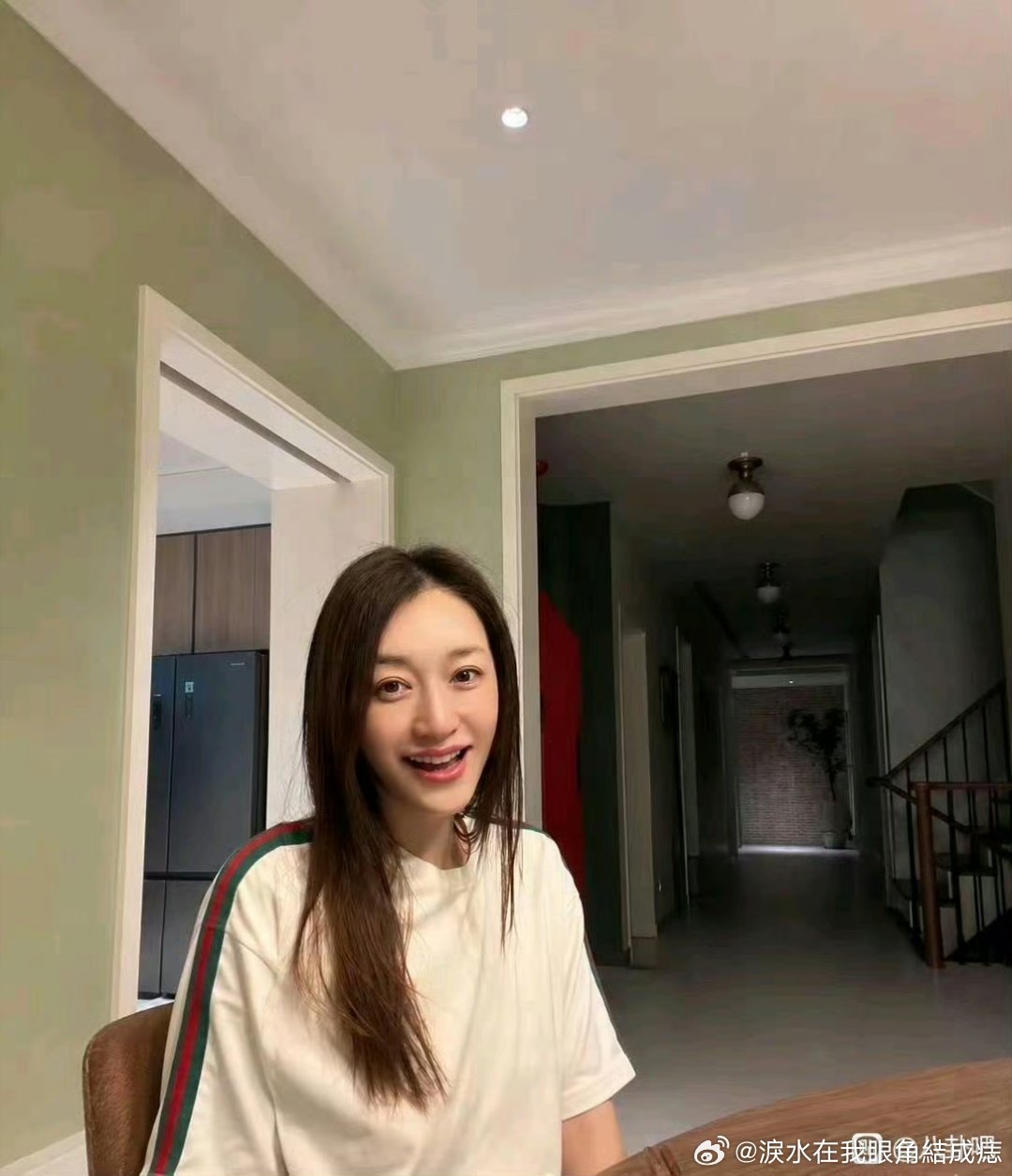 李小冉离婚后首晒新家：300㎡复式里，一个人吃饭的餐桌特别安静​​​