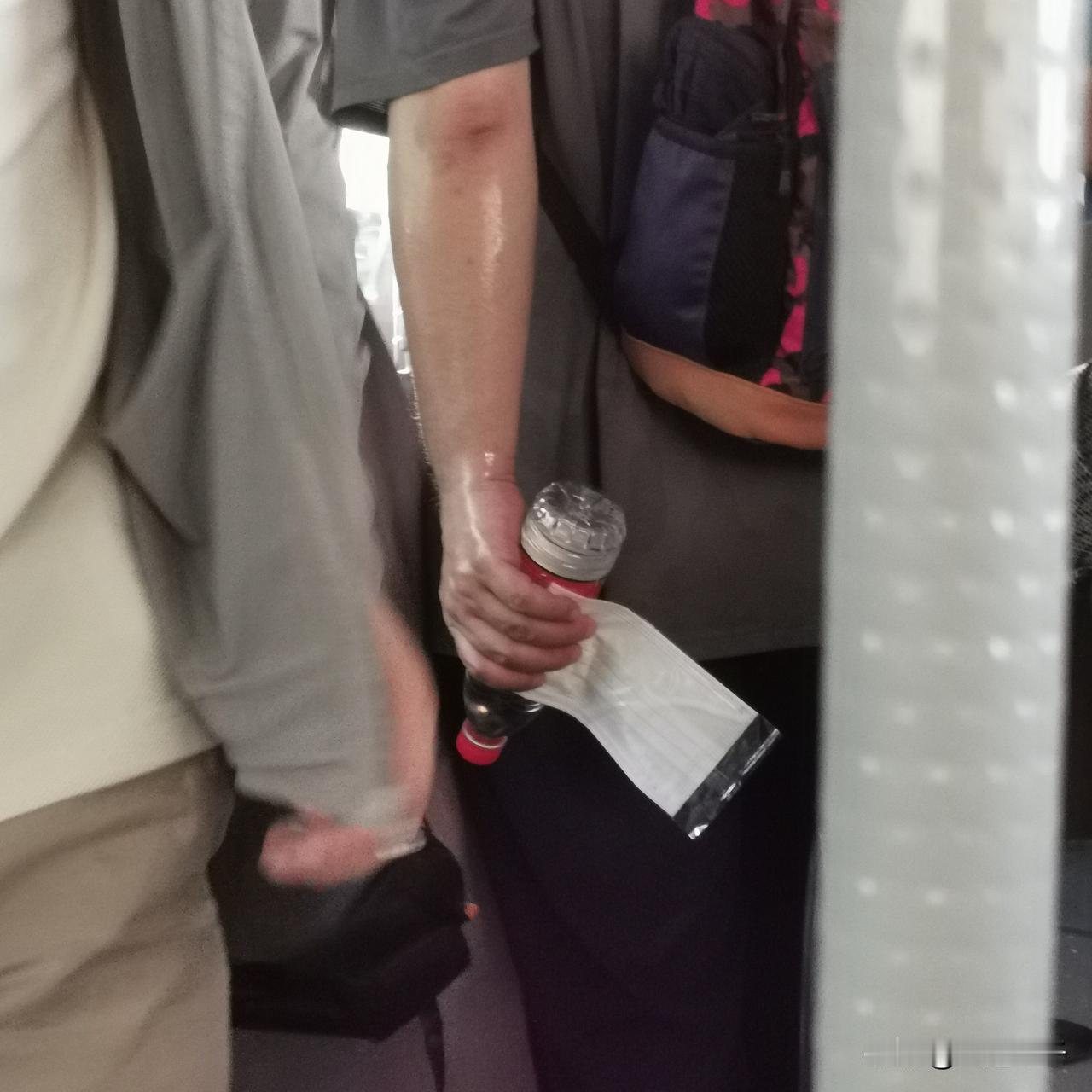 汗，顺着大叔的胳膊往下流，大连立秋的温度逆天了！今天立秋，是大连最热的一天，